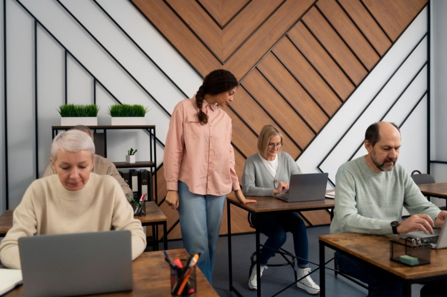 Profesionales del equipo miranthosqavilo trabajando con estudiantes en sesión práctica